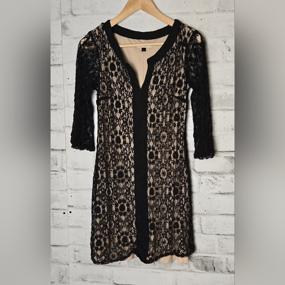 Black Halo Dresses & Skirts - Black Halo Black Lace Nude Lined Cocktail Dress Size Small